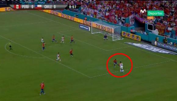Perú vs. Chile EN VIVO: André Carrillo 'bailó' con este amague a Eugenio Mena | VIDEO. (Foto: Captura de video)