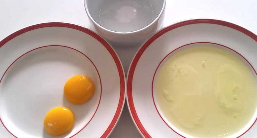 Truco para separar la yema de la clara de huevo causa furor. (Foto: Captura de YouTube)