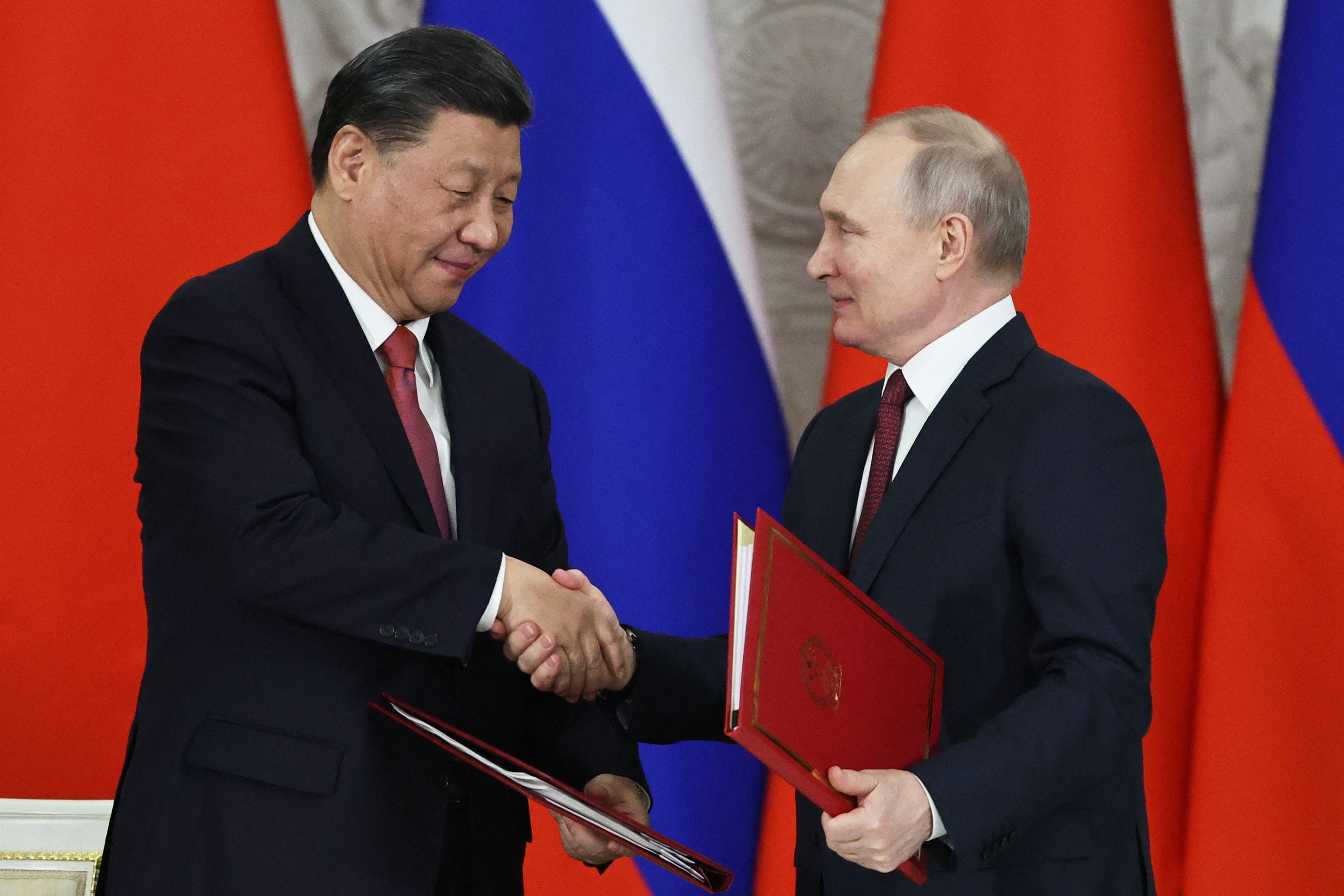 Russian President Vladimir Putin and his Chinese counterpart Xi Jinping shake hands during an agreement signing ceremony following their talks at the Kremlin in Moscow on March 21, 2023. (Photo by Mikhail TERESHCHENKO/SPUTNIK/ AFP).