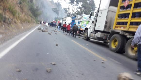Los profesores bloquearon esta mañana con piedras y llantas la  vía del Callejón de Huaylas. (CRNoticias)