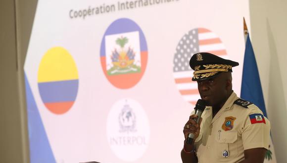 León Charles jefe de la policía de Haití, habla durante una rueda de prensa en Puerto Príncipe sobre el asesinato del presidente Jovenel Moise. (EFE/Orlando Barria).
