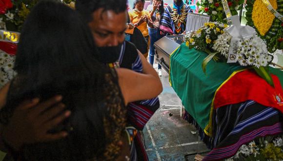 Familiares y amigos lloran al líder indígena Sebastián Jacanamijoy, fallecido el viernes durante una protesta contra el gobierno del presidente colombiano Iván Duque, en Cali, Colombia. (Luis ROBAYO / AFP).