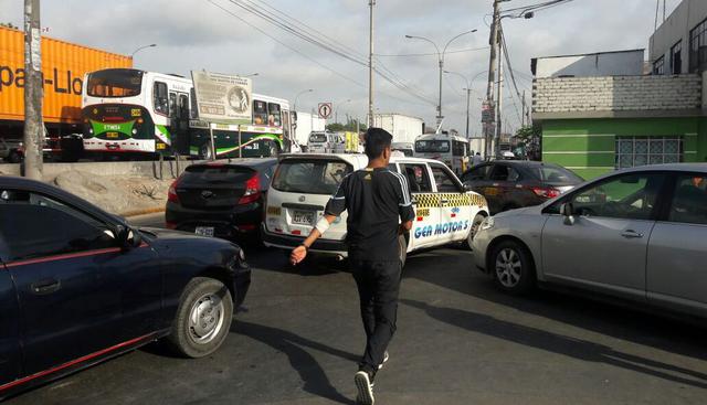 Los buses del Metropolitano se queden estancados desde la Universidad Nacional de Ingeniería (UNI) hasta la plaza Ramón Castilla. En un primer momento la Policía autorizó el paso de automóviles por la vía exclusiva para paliar el caos vehicular, pero luego se sumaron camiones. (Yasmín Rosas/El Comercio)