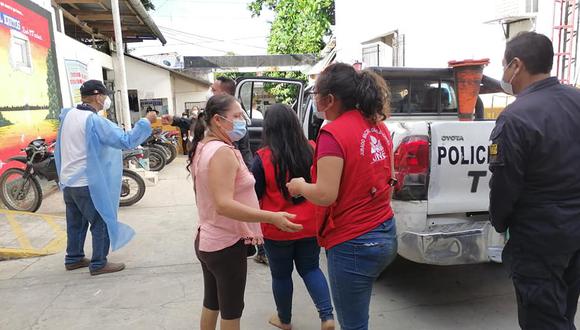 Los familiares de las personas afectadas por el naufragio se acercaron al hospital para pedir información sobre el estado de salud de sus parientes.(Foto: Daniel Carbajal)