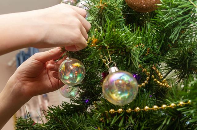El árbol es la pieza decorativa central de la Navidad. (Foto: Difusión)