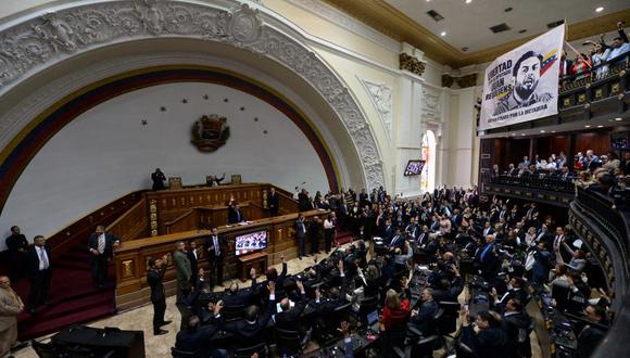 Parlamento de mayoría opositora llama a militares a desconocer a Maduro. Foto: AFP