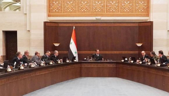 Una foto proporcionada por SANA del presidente sirio al-Assad (C) presidiendo una reunión de gabinete de emergencia en Damasco, Siria, 06 de febrero de 2023. (Foto: EFE/EPA/SANA)