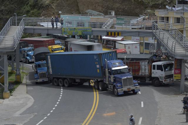 Indígenas y agricultores bloquean una carretera en Oton, provincia de Pichincha, Ecuador, el 27 de octubre de 2021. (RODRIGO BUENDIA / AFP).