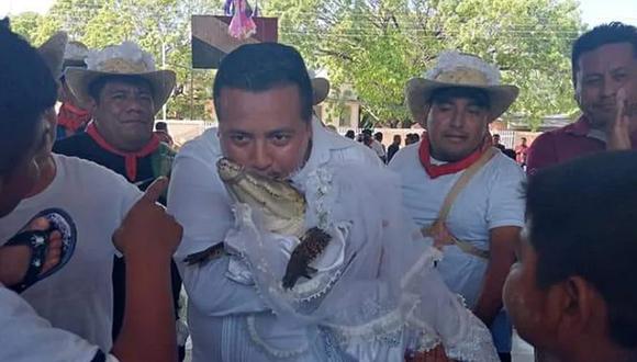 Víctor Hugo Sosa es un alcalde de México que se viralizó tras su peculiar boda con un lagarto hembra. (Foto: Facebook).