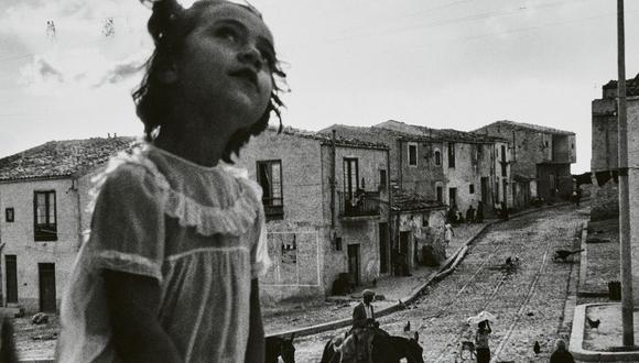 Imagen del fotógrafo chileno Sergio Larraín, "Calle central de Corleone, Sicilia, Italia", de la serie "Mafia Italiana" (1959). (FOTO Colección Jan Mulder)