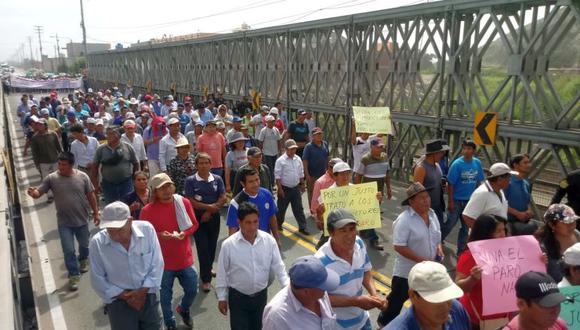 Los agricultores de las juntas y comisiones de riego y productores agrarios se movilizan hasta la ciudad de Chimbote (Foto: Laura Urbina)