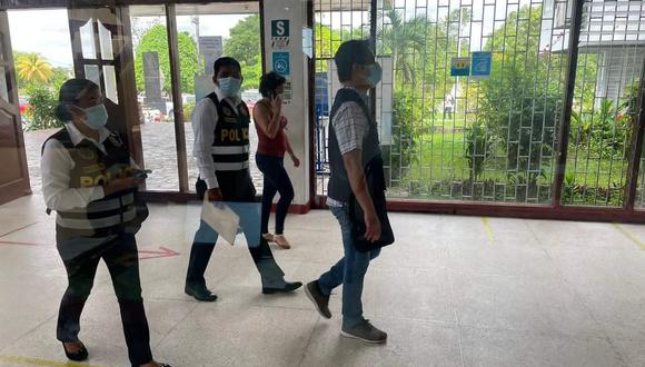 La Policía Nacional, la fiscalía, la Contraloría y la Defensoría del Pueblo llegaron a la sede del Gobierno Regional de Loreto y la Dirección Regional de Salud para investigar por el ´Vacunagate´ (Foto: Daniel Carbajal)