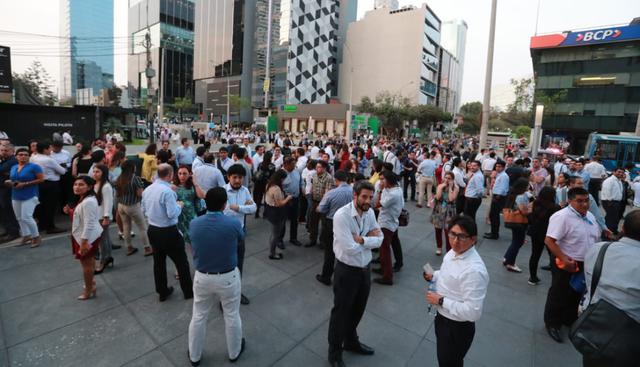 Personal fue evacuado hasta el parque Combate de Abtao, en San Isidro. (Foto: Lino Chipana / El Comercio)