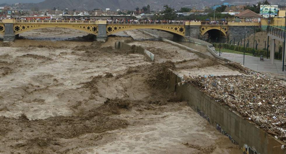 En la imagen se observa el aumento del caudal y desborde del río Rímac, que atraviesa varios de los distritos declarados en emergencia por la PCM. (Archivo / GEC)