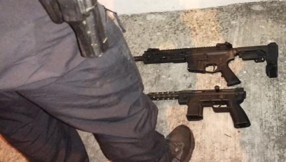 En un vehículo estacionado en uno de los inmuebles allanados en Conocoto, se encontró una maleta con armas y granadas en su interior, indicios que están siendo ingresados en cadena de custodia, informó la Fiscalía ecuatoriana | Foto: @FiscaliaEcuador