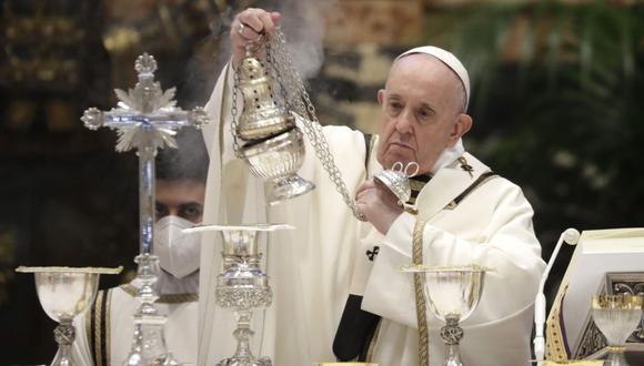 El papa Francisco celebra una Misa Crismal en la Basílica de San Pedro, en el Vaticano, el 1 de abril de 2021. (EFE/EPA/Andrew Medichini).