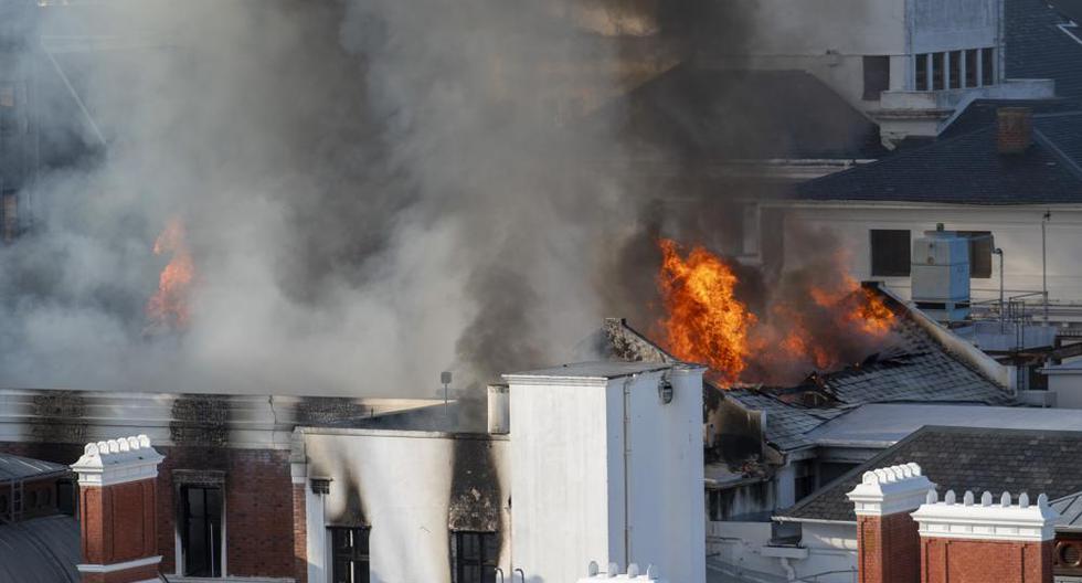Incendio destruye totalmente el histórico edificio del Congreso de Sudáfrica. ( (Foto AP / Jerome Delay).