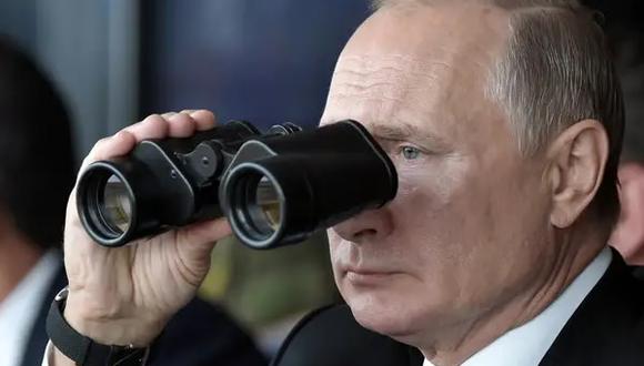 El presidente de Rusia, Vladimir Putin, sostiene binoculares mientras observa los ejercicios militares cerca de Oremburgo, el 20 de septiembre de 2019. (FOTO: ALEXEI NIKOLSKY AP).