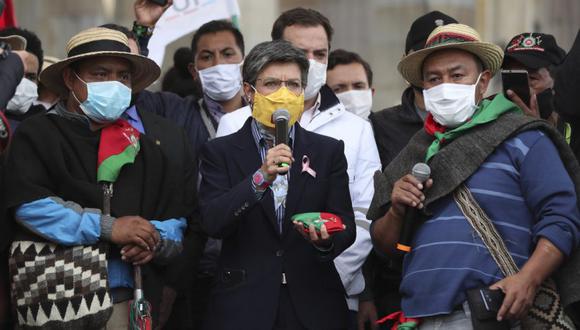 La alcaldesa de Bogotá, Claudia López, da la bienvenida a manifestantes indígenas en la plaza Bolívar después de que marcharon allí para protestar contra el gobierno de Colombia. (Foto: AP/Fernando Vergara).