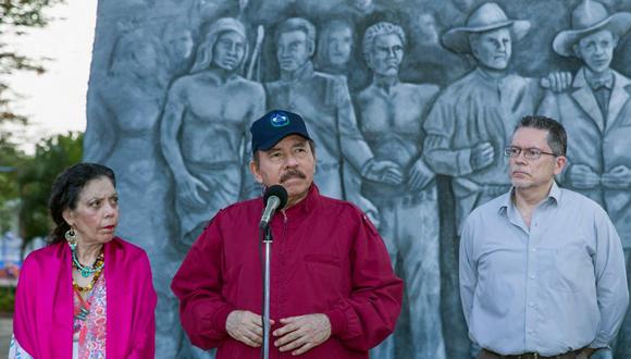 Daniel Ortega (centro), asiste a la ceremonia de aniversario del nacimiento del líder sandinista Carlos Fonseca Amador en la Plaza de la Revolución en Managua, el 23 de junio de 2021. (Foto de Handout / Presidencia Nicaragüense / AFP).