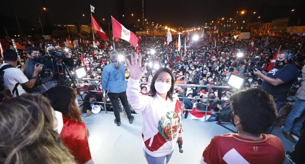 Fujimori se sumó a la movilización autodenominada “Respeta mi voto” cerca de las 6:15 p.m. del sábado. Antes, estuvo en su local partidario en Paseo Colón. (Foto: César Bueno / @photo.gec)