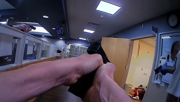 Miles Jackson está tendido dentro de la sala de un hospital, pero aparentemente tiene un arma y los oficiales le exigen que levante las manos. Luego se oyó un disparo que desencadenó el tiroteo. (Foto: captura YouTube)
