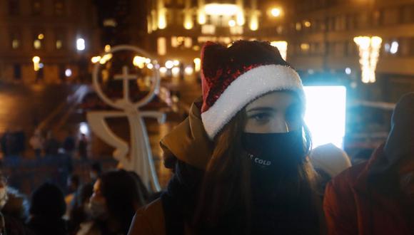 Personas que usan máscaras para protegerse contra el COVID-19 esperan antes de la misa de Nochebuena frente a la Basílica de San Esteban en Budapest, Hungría. (Foto AP / Laszlo Balogh)