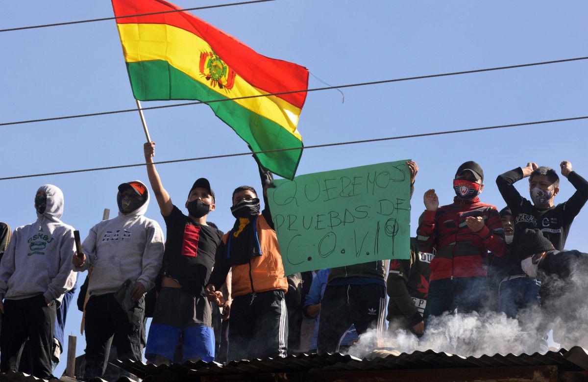 Los reclusos de la prisión de San Sebastián en Cochabamba, Bolivia, gritan consignas durante un motín que exige medidas de bioseguridad después de la muerte de dos compañeros supuestamente infectados con COVID-19. (AFP/STR).