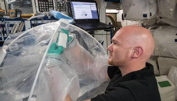 El astronauta de la Agencia Espacial Europea Alexander Gerst trabaja en el experimento MICS a bordo de la Estación Espacial Internacional. (Foto: NASA)