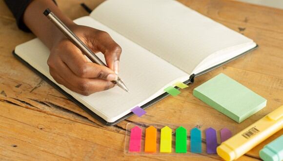 La mejor forma de organizarte es iniciando el día revisando tus pendientes, tareas y citas. (Foto: Monstera / Pexels)