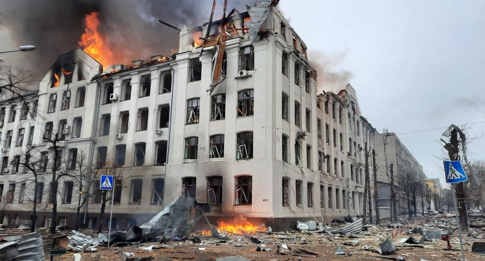Un incendio en el edificio del Departamento de Economía de la Universidad Nacional Karazin Kharkiv, alcanzada durante un reciente bombardeo de Rusia, el 2 de marzo de 2022. (Sergey BOBOK / AFP).