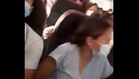 Los pasajeros del vuelo de Latam comenzaron a rezar en el momento de la emergencia. (Captura de video).