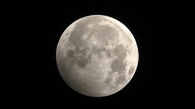 Eclipse penumbral lunar registrado en enero de 2020. (Foto: PRAKASH MATHEMA / AFP)