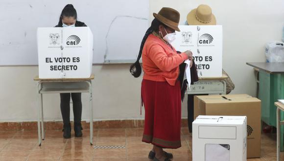 Una mujer vota durante las elecciones generales en Cangahua, Ecuador, el domingo 7 de febrero de 2021. (Foto:  AP / Dolores Ochoa)