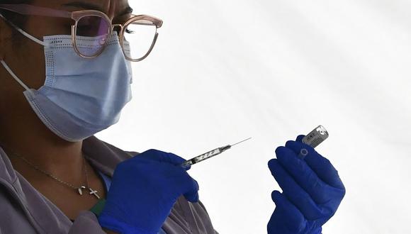 Comité asesor de los CDC de Estados Unidos no se atreve a decidir sobre el futuro de la vacuna Johnson & Johnson contra el coronavirus. (Foto: Frederic J. BROWN / AFP).
