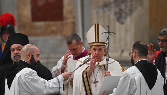 El Papa Francisco bendice a los asistentes durante una misa por la Solemnidad de la Conversión de San Pablo - Celebración de las Segundas Vísperas, el 25 de enero de 2023 en la Basílica de San Pablo Extramuros en Roma. (Foto: Filippo MONTEFORTE / AFP)