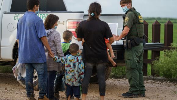 En esta foto de archivo tomada el 8 de julio de 2021, los migrantes son procesados ​​por la Patrulla Fronteriza luego de cruzar la frontera entre México y Estados Unidos en Peñitas, Texas. (PAUL RATJE / AFP).