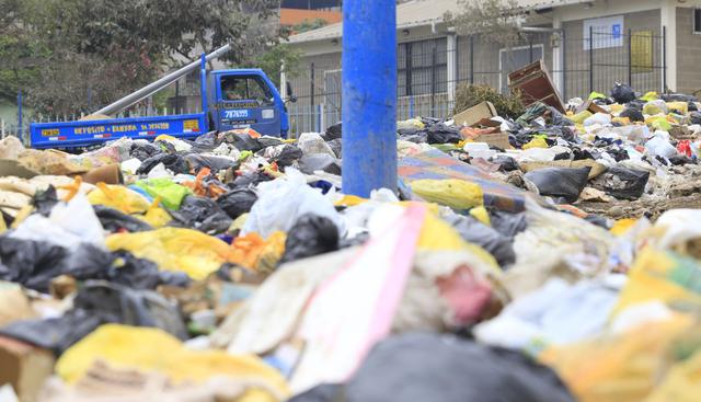 Los cerros de basura se han acumulado en varias calles de Villa María del Triunfo. (Anthony Niño de Guzmán/El Comercio)