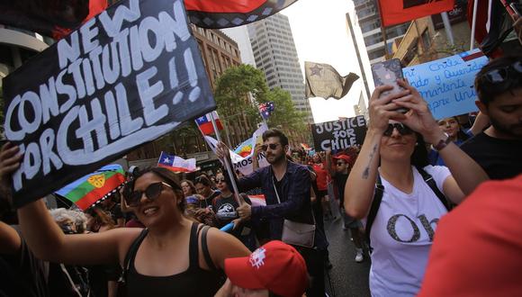 Miembros de la comunidad chilena en Australia participan en una manifestación para mostrar solidaridad con las protestas en su país en Town Hall Square en Sydney. (EFE)
