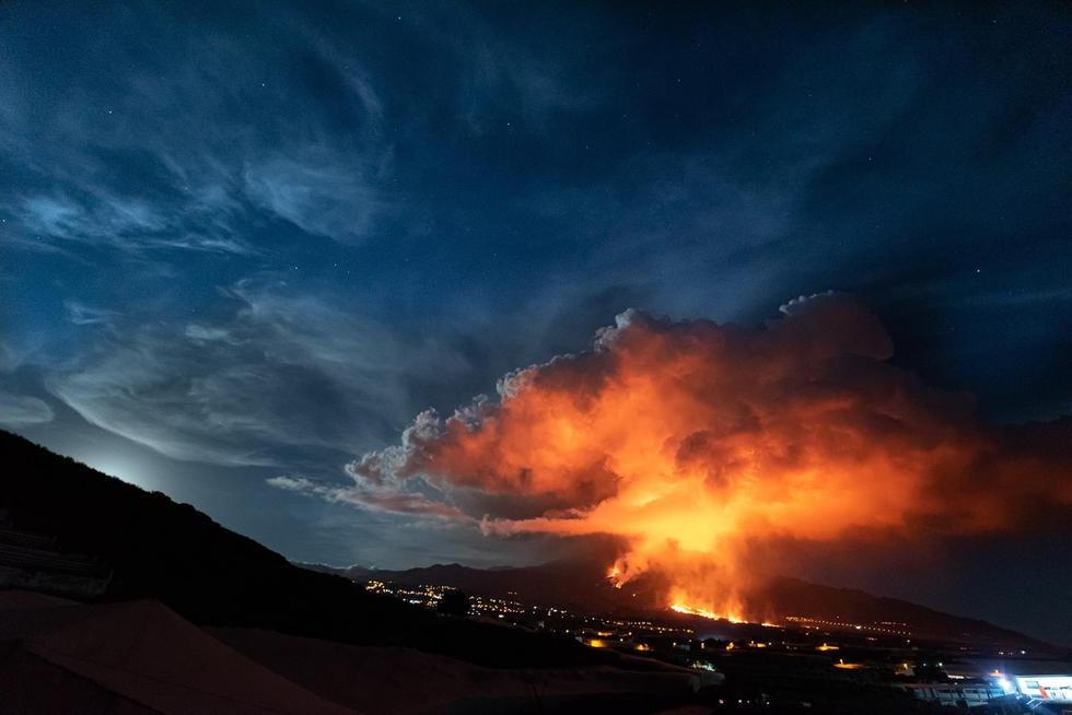 El volcán de Cumbre Vieja, en la isla de La Palma, cumple más de dos meses de erupción. (EFE/ Miguel Calero).