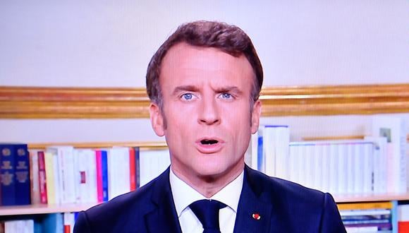 El presidente francés, Emmanuel Macron, se ve en una pantalla mientras pronuncia su discurso televisado de Año Nuevo a la nación desde el Palacio del Elíseo, en París.