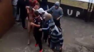 Desnudan y golpean a hincha por celebrar penal en tribuna rival