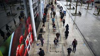 Británicos se lanzan a los supermercados antes de Navidad mientras cierran las fronteras por el coronavirus