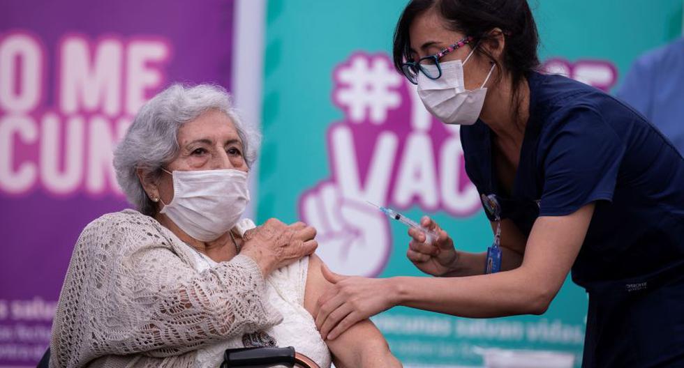 Chile ha vacunado a más de un millón de personas contra el coronavirus COVID-19, en su mayoría sanitarios y adultos mayores, con dosis de Pfizer o de Sinovac. (Foto: EFE/ Alberto Valdés)