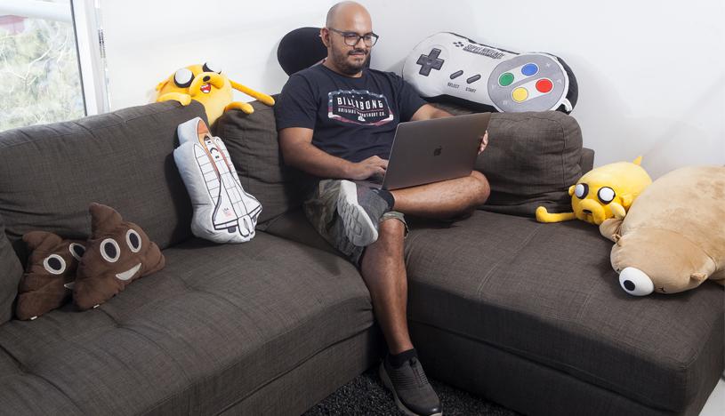 Luis Suárez es programador de la consultora de tecnología Tekton Labs, donde el home office es parte del sistema de trabajo. “Mi uniforme a veces es mi pijama”, bromea.  (Foto: Rochi León/ El Comercio)