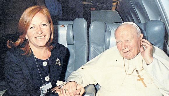 La periodista mexicana junto a Juan Pablo II en uno de sus viajes. “En las giras nos levantamos a las 4 de la mañana. Por razones de seguridad, llegamos dos horas antes que el Papa a sus actos”, cuenta.