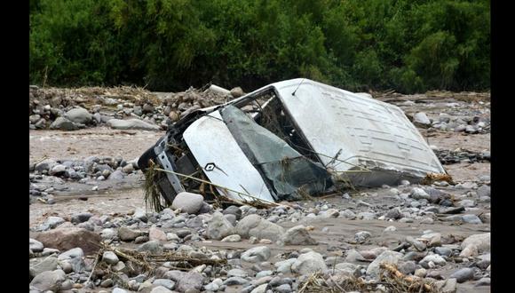 Tres personas salvan de morir tras ser arrastrados en miniván por río Ilabaya, en Tacna