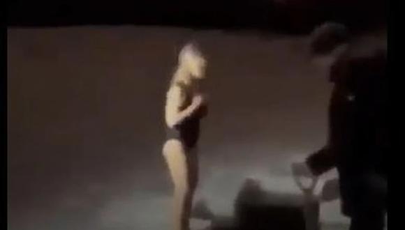 Una mujer quedó atrapado bajo el hielo en Rusia. (Captura de video).