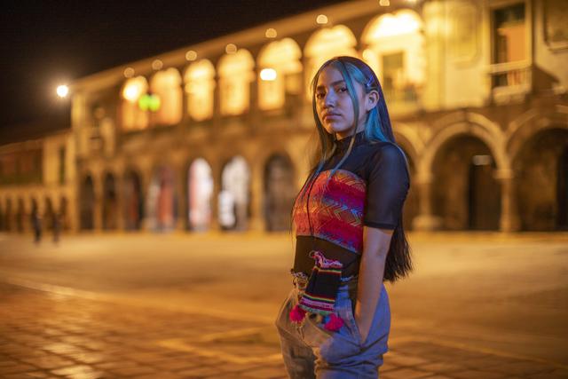 Renata Flores (Ayacucho, 2001) es ahora mismo la embajadora peruana de la música fusión cantada en quechua. (Foto: Anthony Niño de Guzmán)