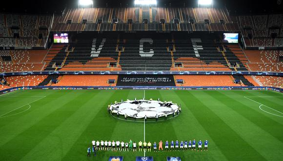 Valencia (Spain), 10/03/2020.- A handout image provided by UEFA shows Atalanta (R) and Valencia players lining up in front of empty stands before of the UEFA Champions League round of 16 second leg match between Valencia CF and Atalanta BC at Estadio Mestalla in Valencia, Spain, 10 March 2020. The match takes place behind closed doors due to the coronavirus (COVID-19) outbreak. (Liga de Campeones, España) EFE/EPA/UEFA / HO **SHUTTERSTOCK OUT** HANDOUT NO SALES/NO ARCHIVES